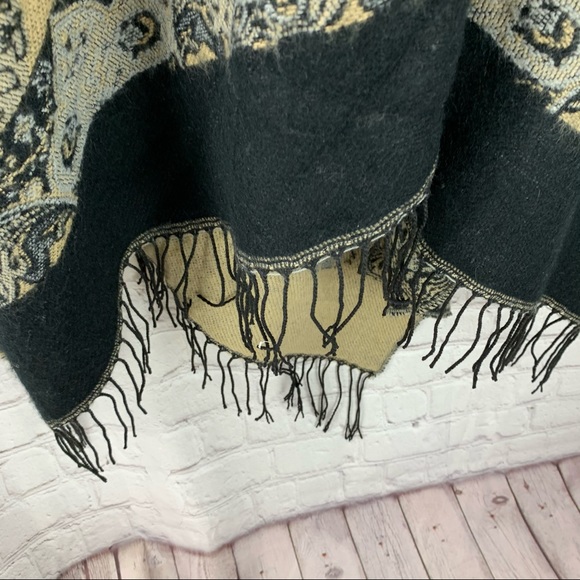 BCBG Poncho Wrap Sweater One Size - Picture 8 of 8